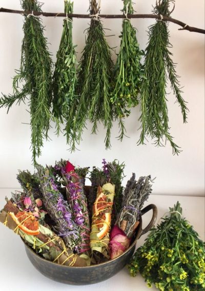 Sabato 20 maggio – Crea i tuoi smudge sticks con fiori ed erbe aromatiche