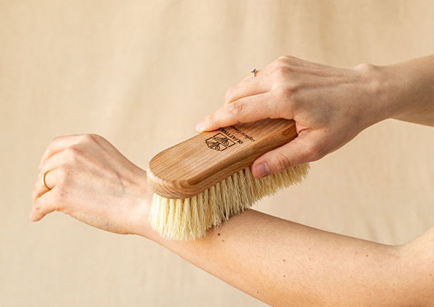 Dry Brushing: cos’è e come funziona la spazzolatura a secco