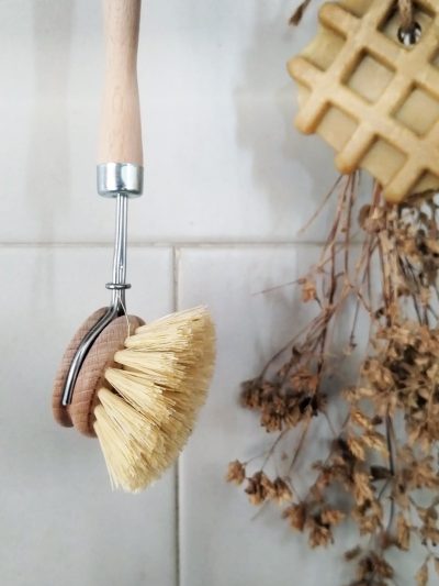 Spazzola piatti morbida con manico in legno