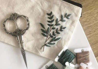 Giovedì 7 novembre 2024 – Ricamiamo una pochette botanica