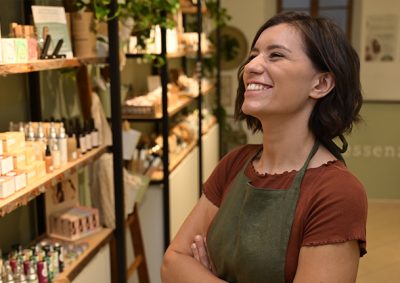 Alice, proprietaria del negozio sostenibile Essenzi-ali a Varese. Prodotti naturali e consulenze personalizzate