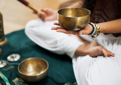 Domenica 19 ottobre 2025 – Meditazione autunnale: Oli essenziali e campane tibetane