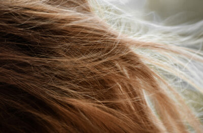 🍂 Guida definitiva ai capelli forti e sani in autunno (in modo naturale)